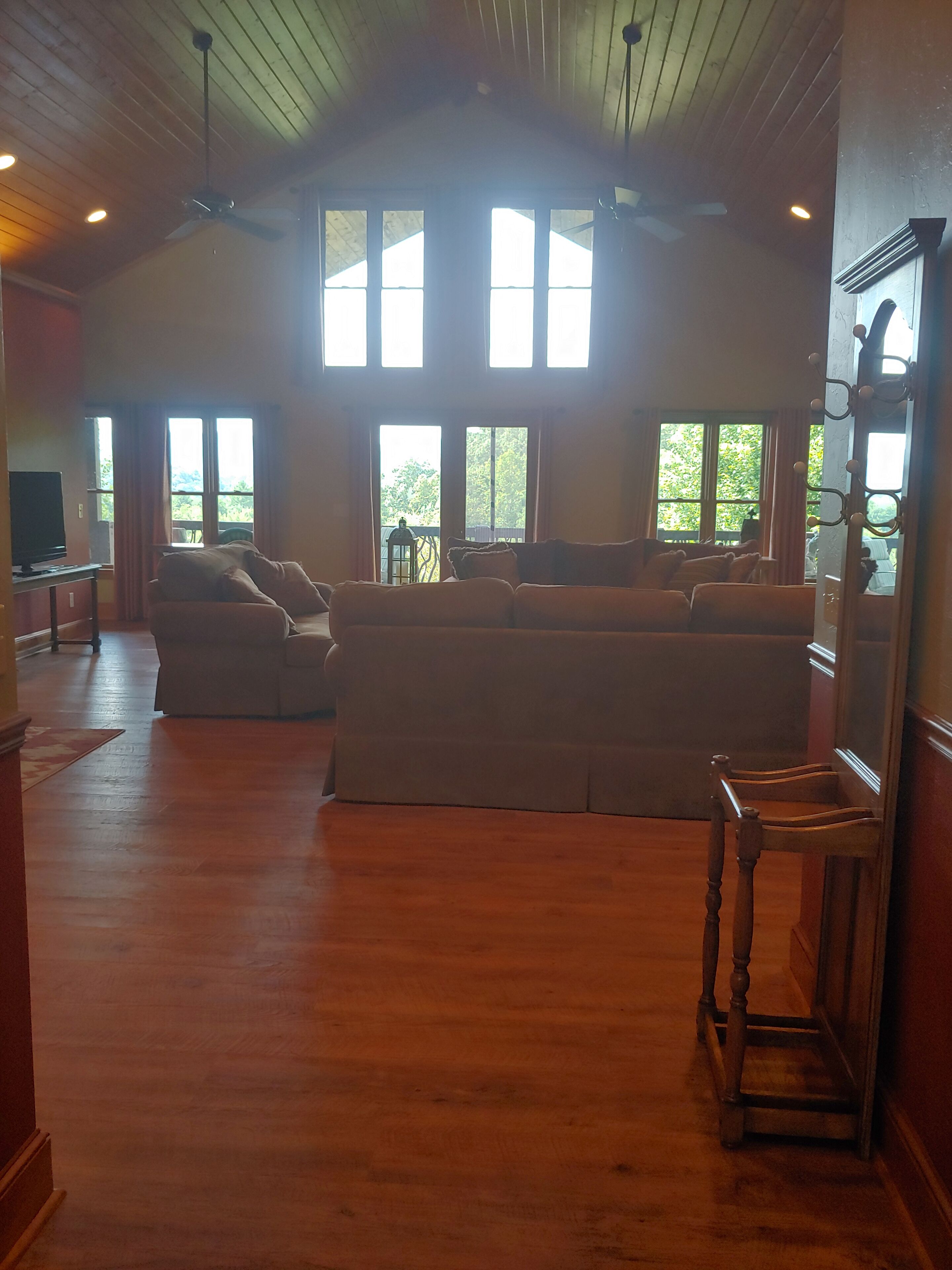 Smart-TV, peis, DVD-spiller og fotballspill