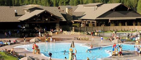 Piscine intérieure, piscine extérieure