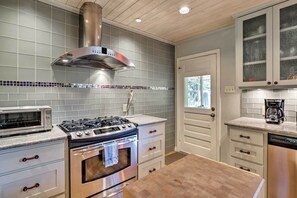 Fridge, microwave, stovetop, dishwasher - 3 Mi to SoCo: City Escape w/ Patio (Austin)