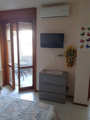1 chambre, fer et planche à repasser