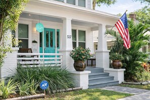Exterior detail - A Dual King Suite Historic Downstairs Pet Friendly Apt in Walkable St Petersburg (St. Petersburg)