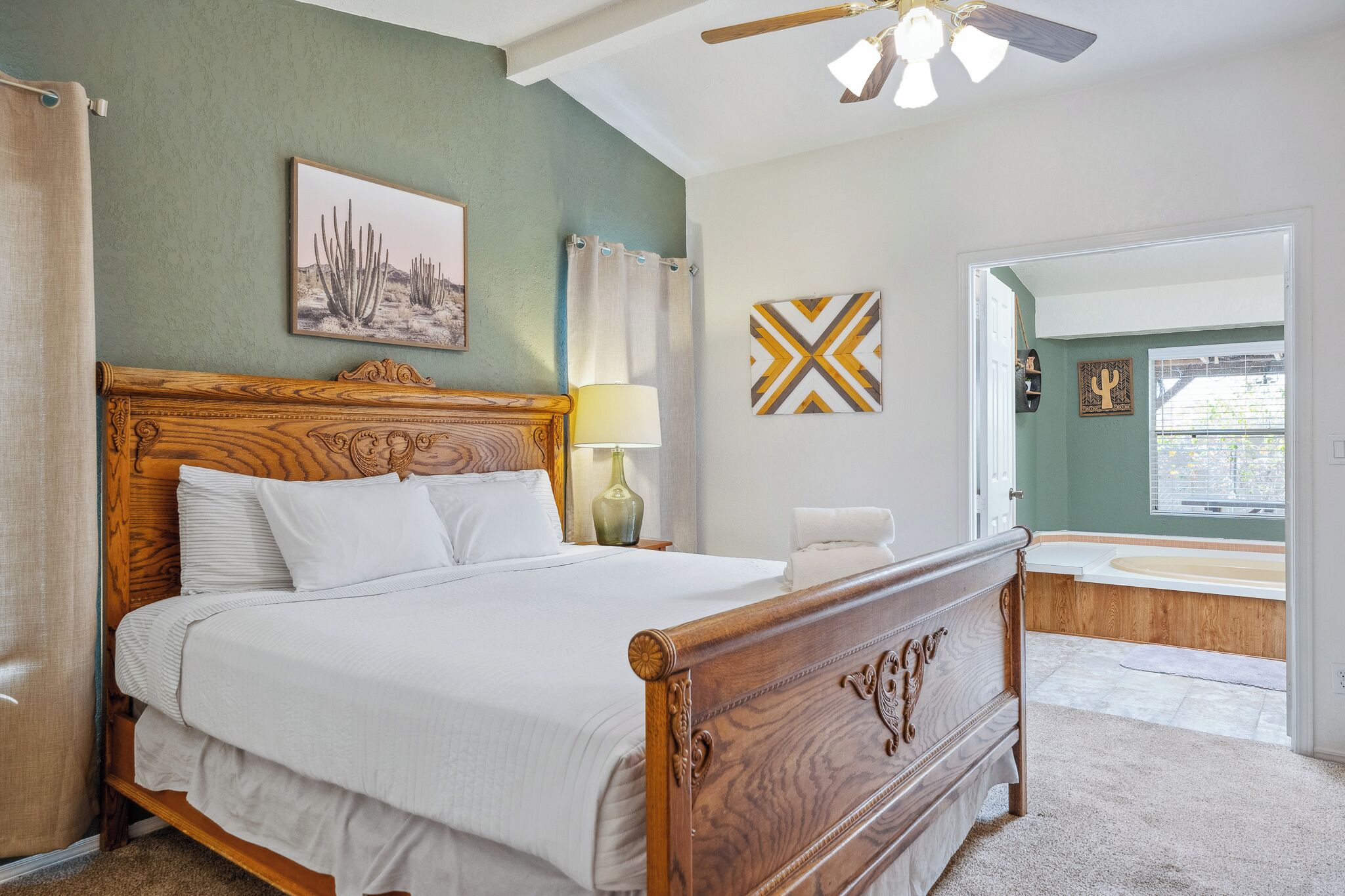 3 habitaciones, tabla de planchar con plancha y cuna de viaje 