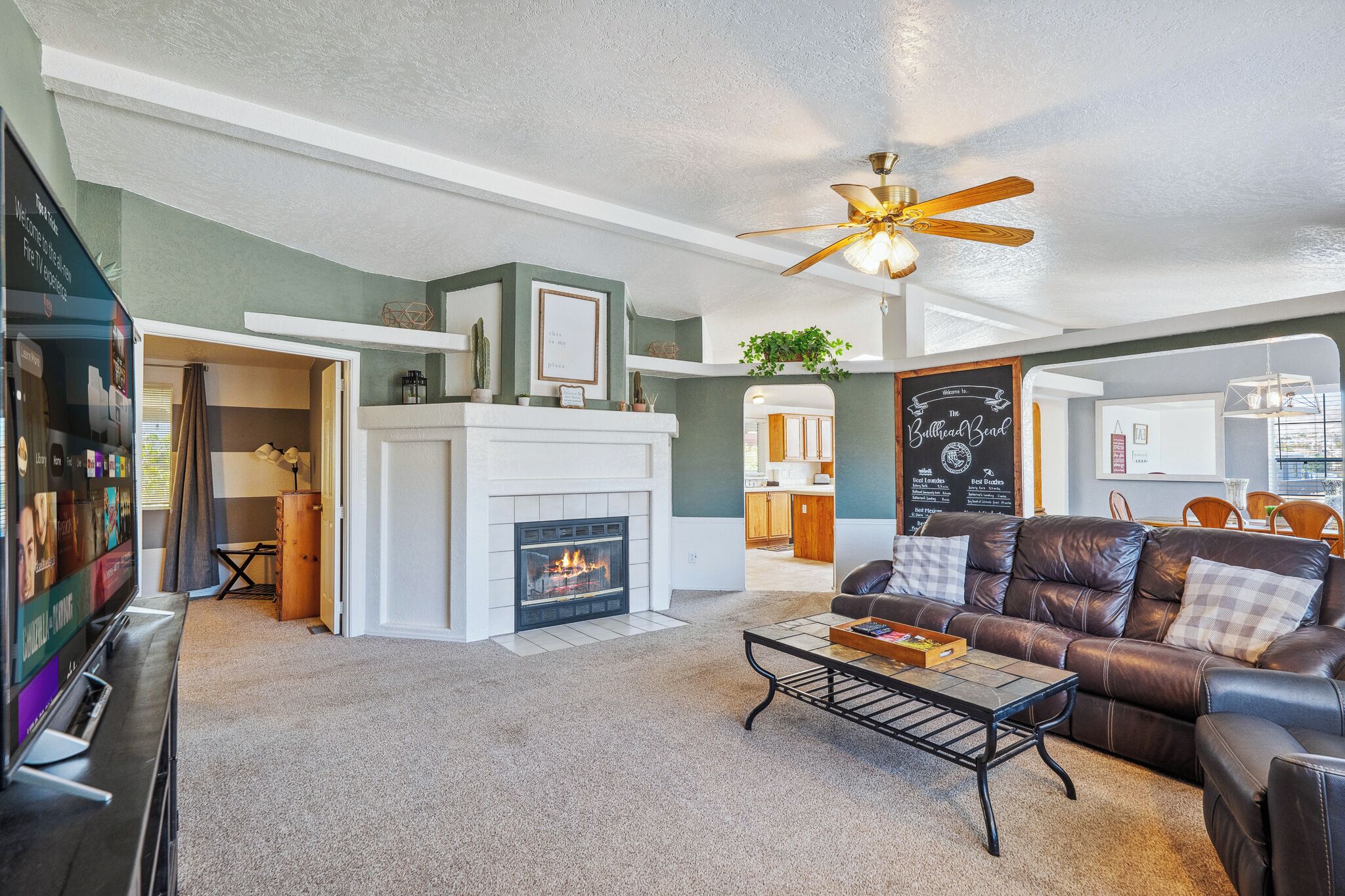 Smart-tv, een open haard, een dvd-speler en boeken