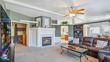 Smart-TV, Kamin, DVD-Player, Bücher