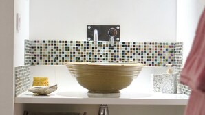 A bathroom with a large bowl sink, a small window above the mirror, and a tiled backsplash. - Studio, garden, jacuzzi, sauna, yoga, massages (Soorts-Hossegor)