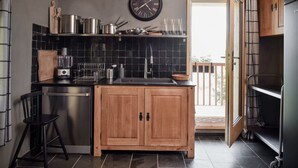 Kaffetrakter/tekoker, kjøleskap, mikrobølgeovn og ovn