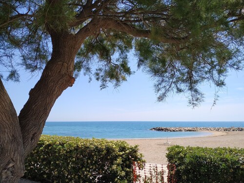 Romanttinen yksityisellä porealtaalla ja lähellä rantaa: 2-4 henkilöä 