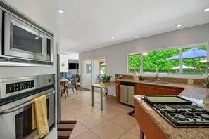 ثلاجة، ميكروويف، فرن، موقد طهي مسطح