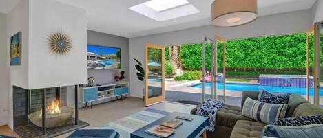 Televisión y chimenea