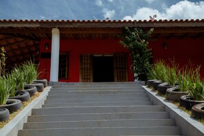 المنطقة المحيطة بالمنشأة