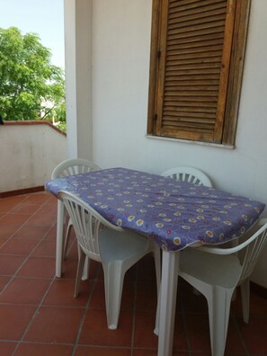Outdoor dining - detached house with veranda and garden a few steps from the blue sea of Salento (San Pietro)