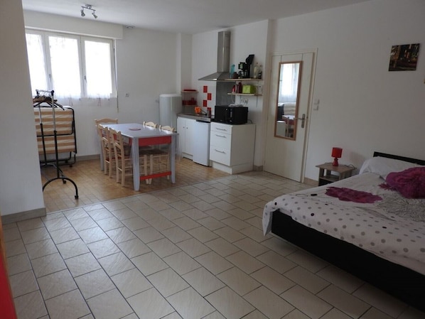 1 habitación, tabla de planchar con plancha, wifi gratis y ropa de cama
