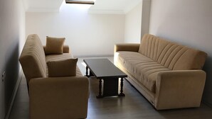 Una sala de estar moderna con sofá, sillón y mesa de centro.