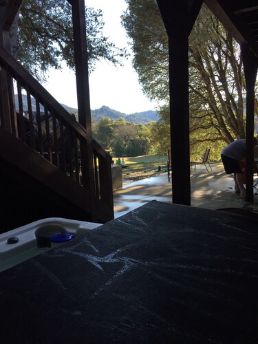 Ylellinen järvisviitti golfkentällä Mendocino-vuorilla. wifi