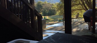 Luxury Lake Suite  9 Hole & Disc Golf with Hot Tub, Views, Large Patios.