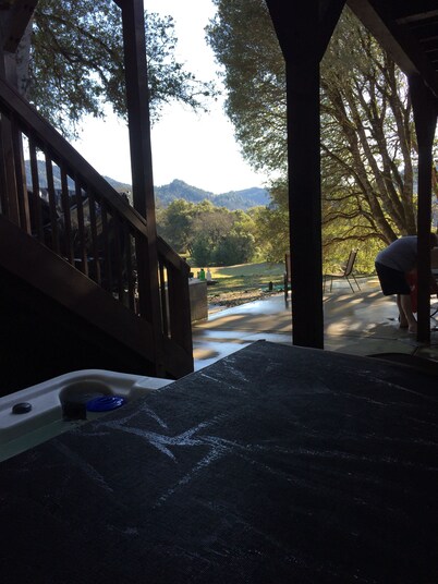 Luxury Lake Suite  9 Hole & Disc Golf with Hot Tub, Views, Large Patios.