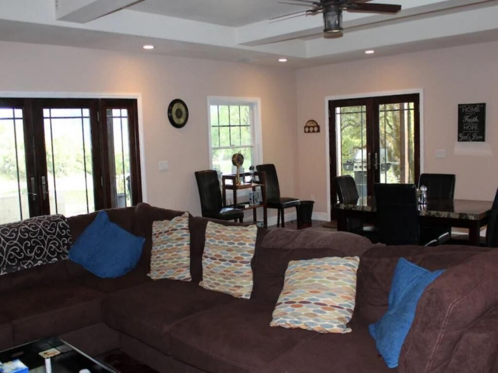 Smart TV, chimenea, videojuegos y reproductor de DVD 