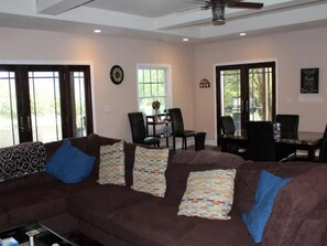 Smart TV, chimenea, videojuegos y reproductor de DVD