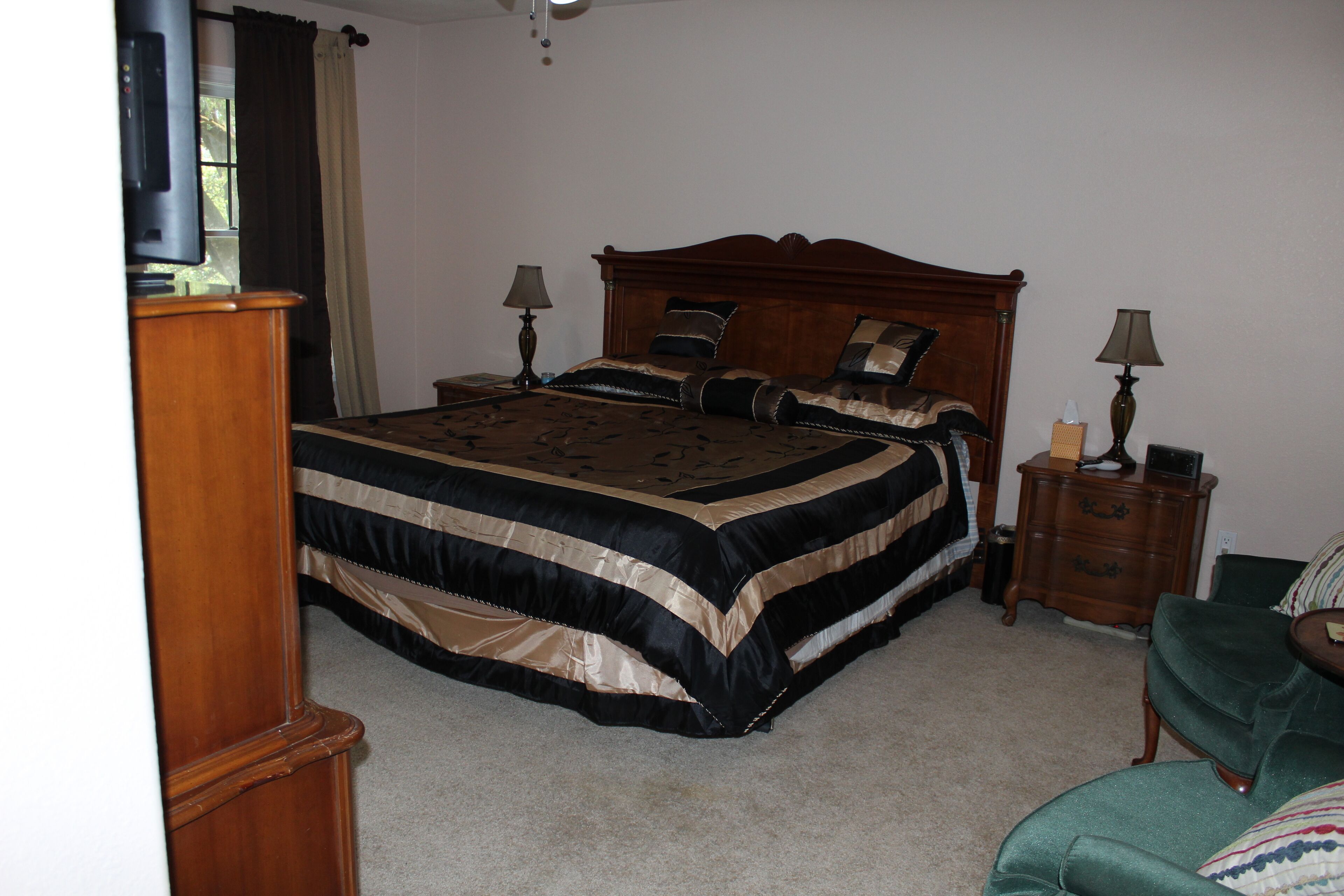 2 bedrooms, desk, iron/ironing board, travel cot