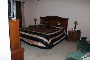 2 bedrooms, desk, iron/ironing board, travel crib - Luxury Lake Suite  9 Hole & Disc Golf with Hot Tub, Views, Large Patios. (Dos Rios)