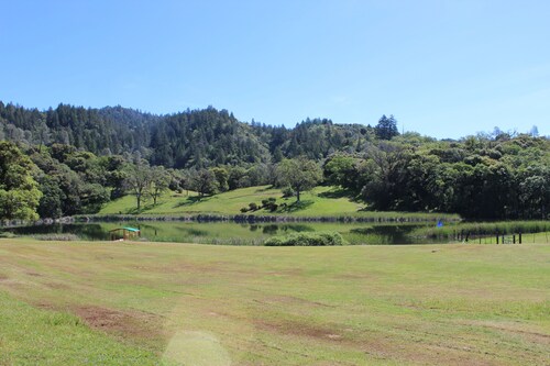 Luxury Lake Suite  9 Hole & Disc Golf with Hot Tub, Views, Large Patios.