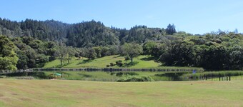Ylellinen järvisviitti golfkentällä Mendocino-vuorilla. wifi
