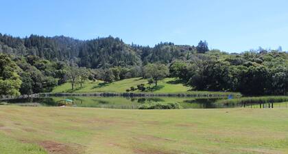 Luxury Lake Suite 9 Hole & Disc Golf with Hot Tub, Views, Large Patios.