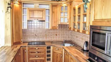 Geladeira, micro-ondas, fogão, lava-louças