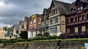 Una hilera de edificios tradicionales de estilo europeo, con techos a dos aguas y estructura de madera.