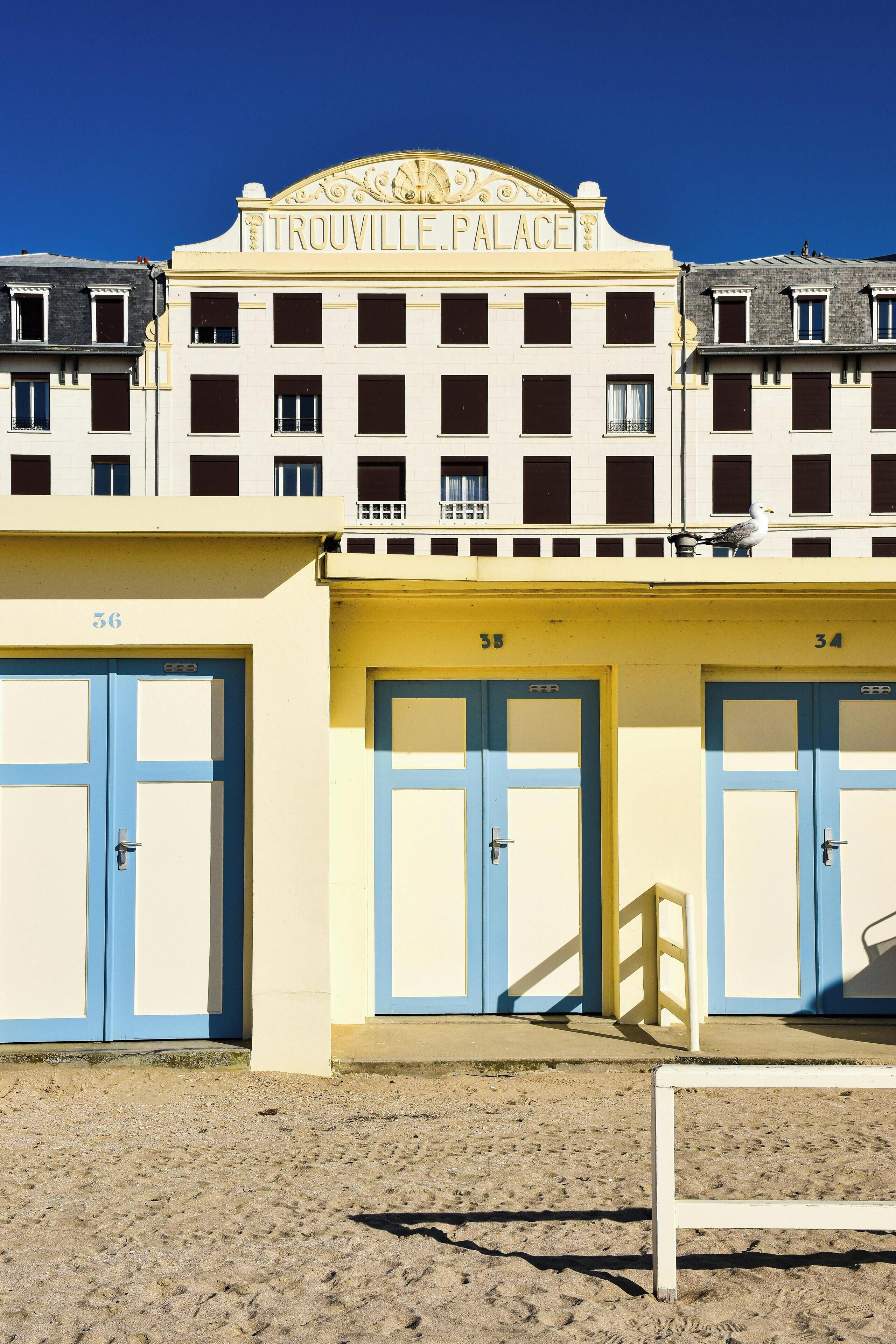 Un edificio con la targa "TROUVILLE PALACE" e numeri civici 56, 35 e 34.