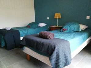 2 chambres, fer et planche à repasser, draps fournis