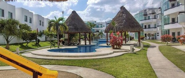 Una piscina al aire libre