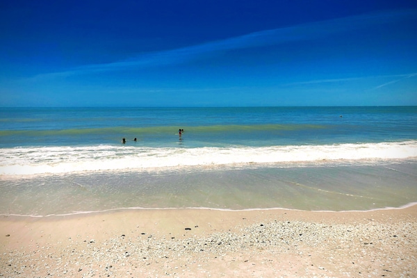 Beach nearby, sun-loungers, beach towels