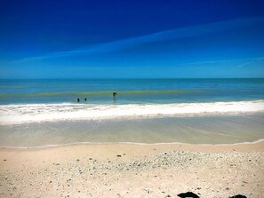 Perto da praia, espreguiçadeiras, toalhas de praia 