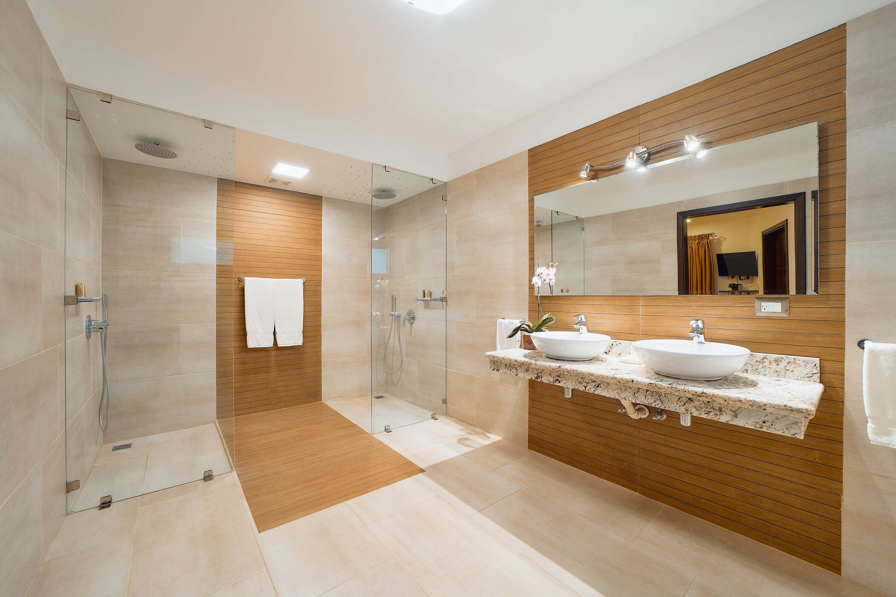 romantic suite | bathroom | shower, free toiletries, hair dryer, towels