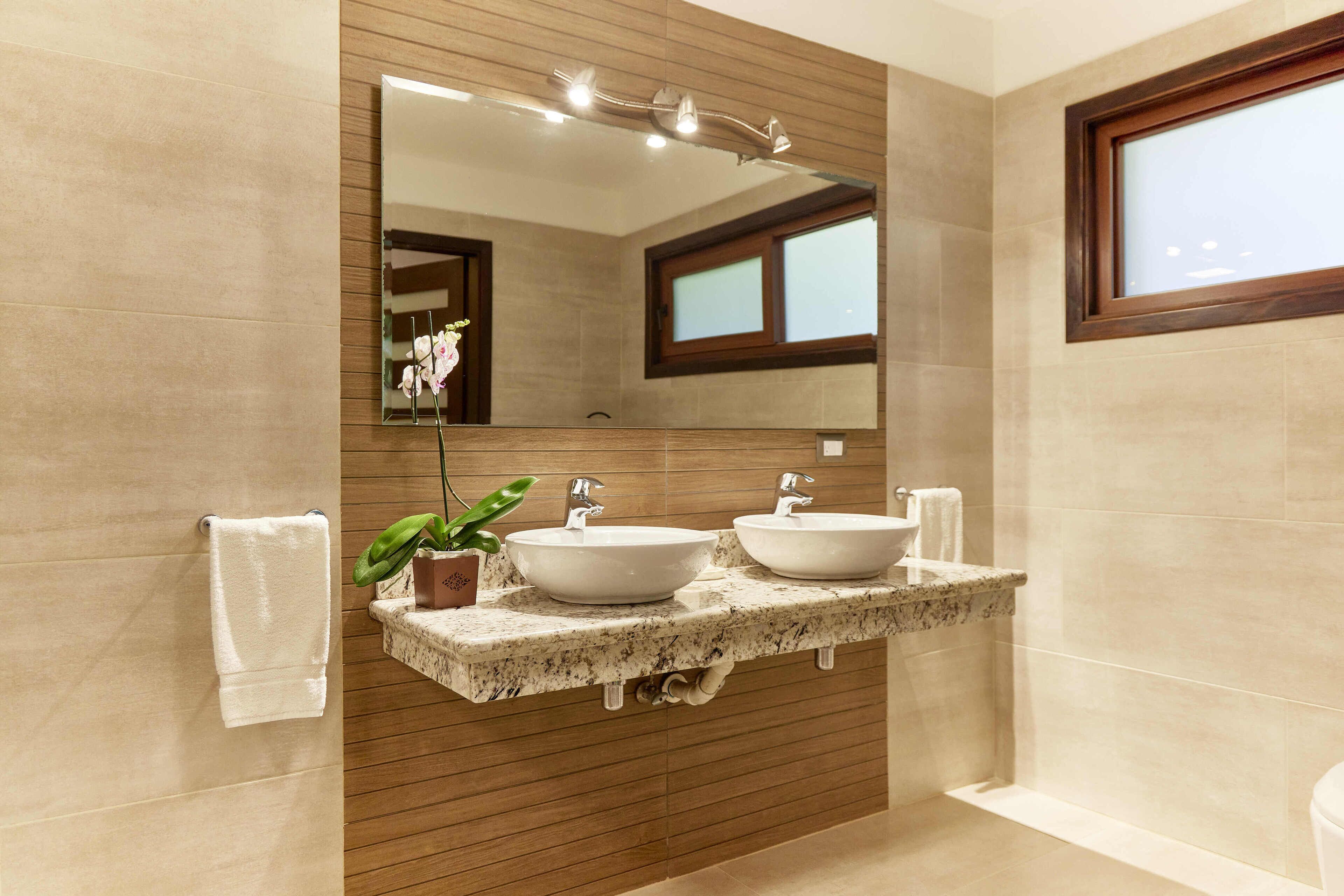 romantic suite | bathroom | shower, free toiletries, hair dryer, towels