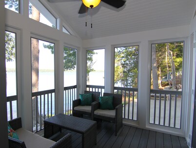 Renovated home steps from pristine Beech Hill Pond, Air Conditioned