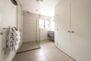 Dusche, kostenlose Toilettenartikel, Haartrockner, Handtücher