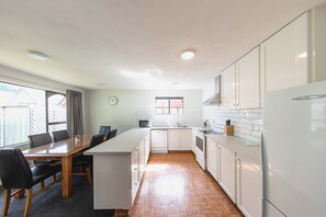 In-room dining - 66 Robins Road (Queenstown)