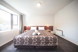 3 bedrooms, premium bedding, blackout drapes, iron/ironing board - 66 Robins Road (Queenstown)