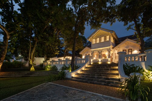 Belle villa coloniale sur un terrain privé.