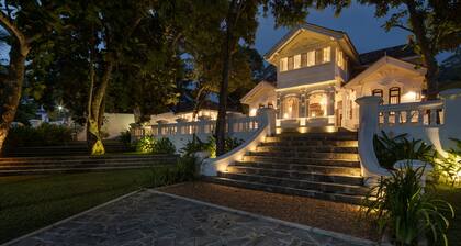 Belle villa coloniale sur un terrain privé.