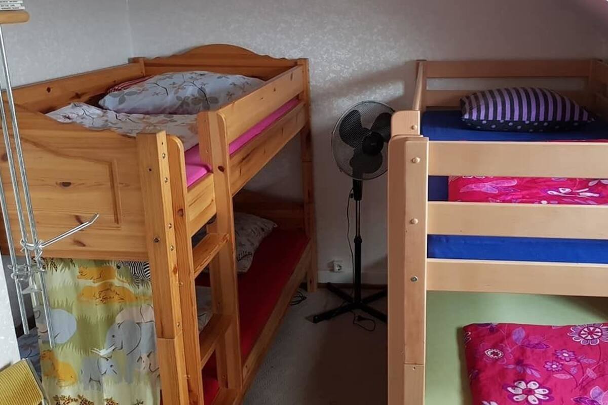 Quarto grand, várias camas, banheiro compartilhado | Roupas de cama antialérgicas, escrivaninha
