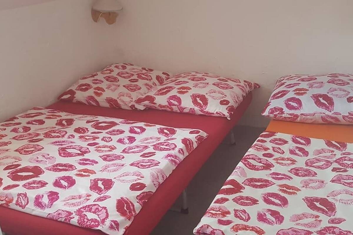 Quarto casal ou duplo básico, banheiro compartilhado | Roupas de cama antialérgicas, escrivaninha