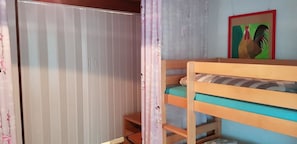 Dormitório compartilhado econômico, sacada (Shared Bathroom) | Roupas de cama antialérgicas, escrivaninha