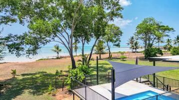 室外游泳池,提供日光浴躺椅