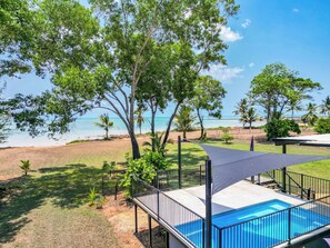 Een buitenzwembad en ligstoelen