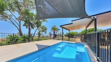 Piscina externa, espreguiçadeiras