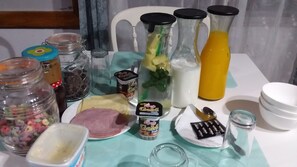 Free daily full breakfast - CASA HOSTAL EL AROMO (Chillan)