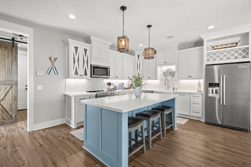 Great location! Steps from the beach. 3BR, 2BA with family-friendly layout!